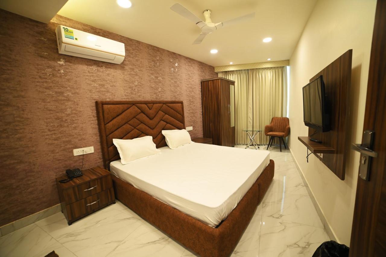 Ovel Hotel Ludhiana Zewnętrze zdjęcie